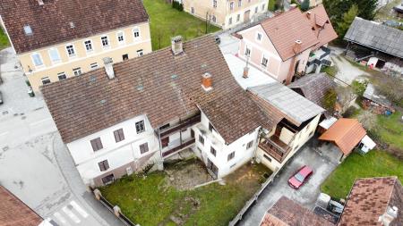 Mačkova hiša, dvorišče